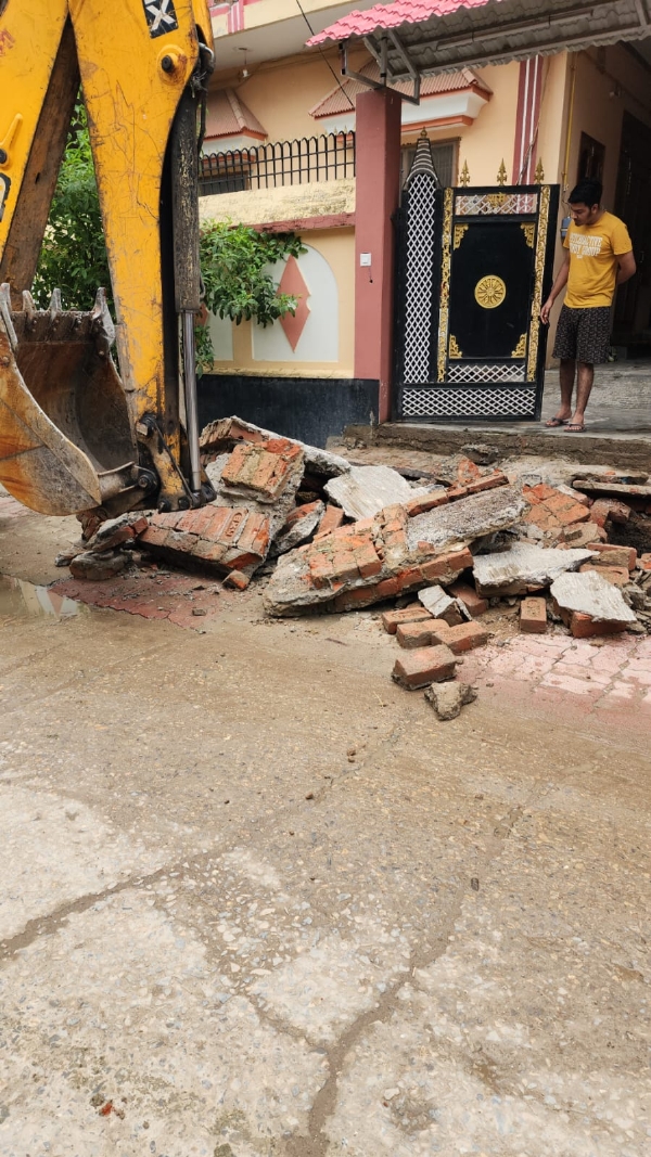 अतिक्रमण ध्वस्त करता नगर निगम का बुलडोजर