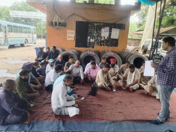 चंडीगढ़ में हरियाणा रोडवेज कर्मचारी प्रदर्शन करते हुए चंडीगढ़ में हरियाणा रोडवेज कर्मचारी प्रदर्शन करते हुए