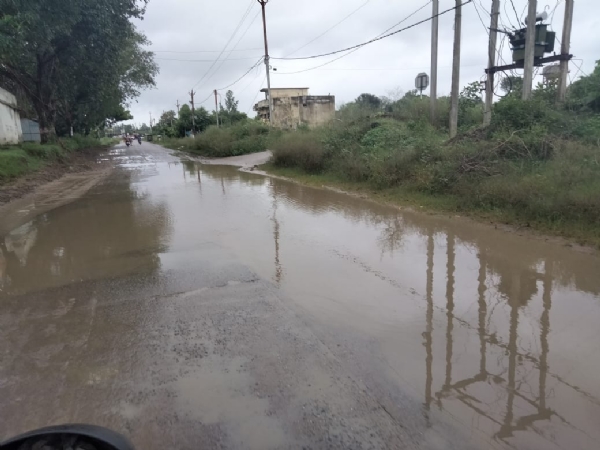 सडकाे पर भरा पानी सडकाे पर भरा पानी