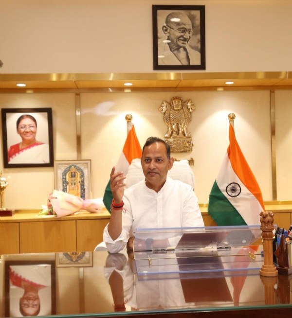 दिल्ली में वृद्धावस्था पेंशन योजना को लेकर अधिकारियों के साथ समीक्षा बैठक करते समाज कल्याण, एससी /एसटी कल्याण, चुनाव और सहकारिता मंत्री रविंद्र इंद्राज सिंह