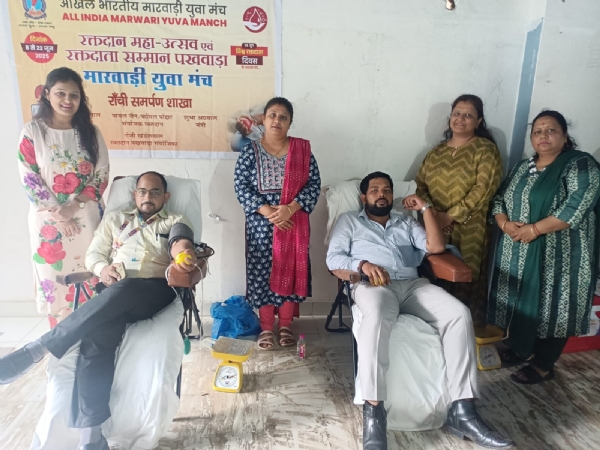 रक्‍तदान करते रक्‍तदाता