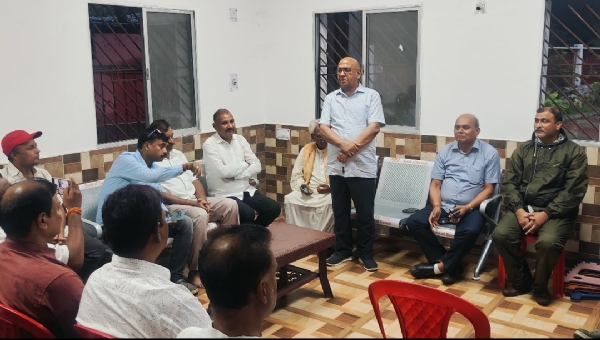 योग दिवस पर बैठक करते विधायक सरयू राय