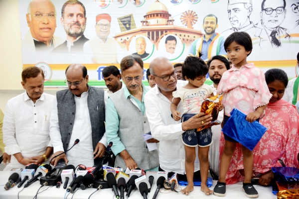 राहुल गांधी के जन्मदिन पर सदाक़त आश्रम में पाठ्य सामग्री  वितरण करते पार्टी  राजेश राम