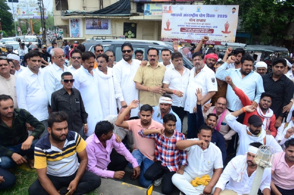 धरना प्रदर्शन करते कांग्रेस कार्यकर्ता व किसान