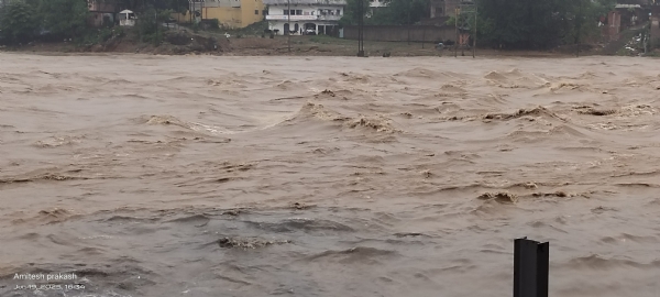दामोदर नदी का बढ़ा जलस्तर