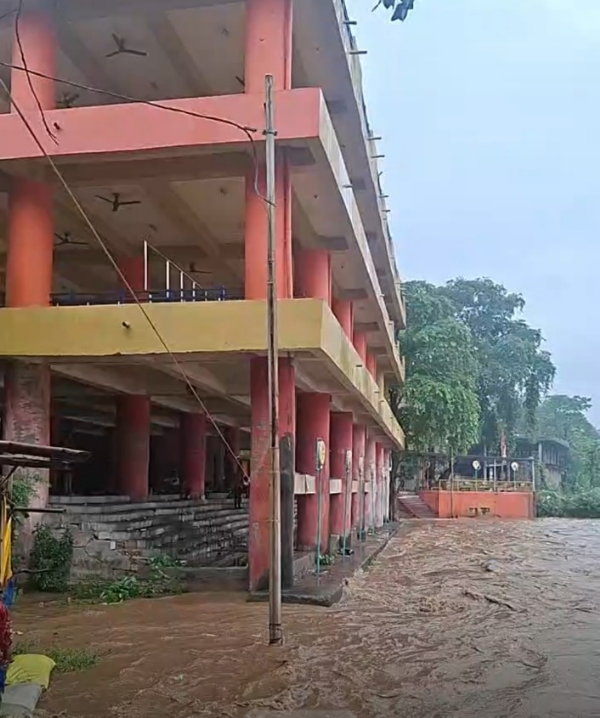 तांत्रिक घाट पर पहुंच दामोदर नदी का पानी