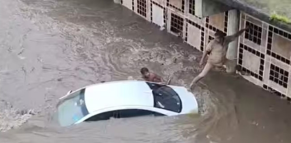 फोटो: नासिक में बाढ़ के पानी में फंसी कार फोटो: नासिक में बाढ़ के पानी में फंसी कार