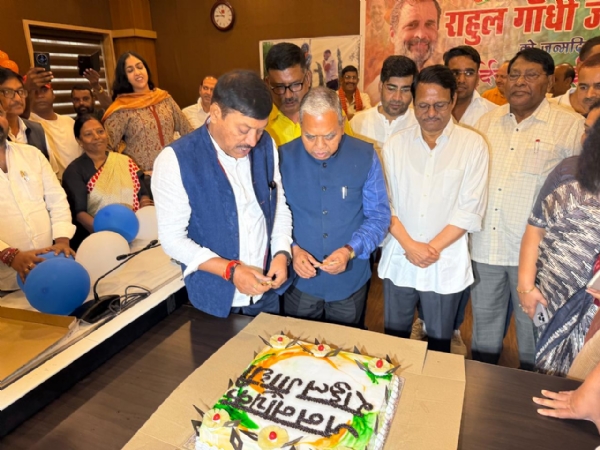 केक काटते प्रदेश अध्यक्ष सहित अन्य