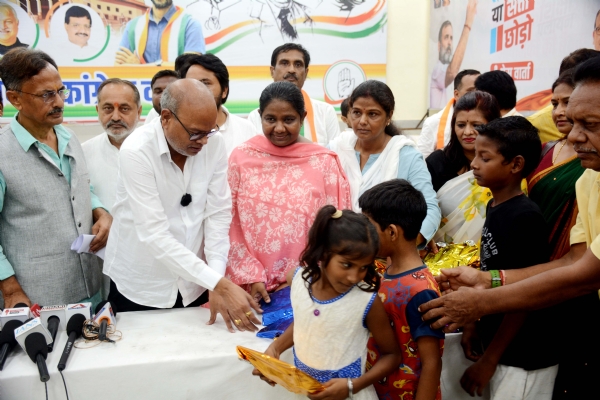 राहुल गांधी के जन्मदिन पर सदाक़त आश्रम में पाठ्य सामग्री  वितरण करते पार्टी  राजेश राम