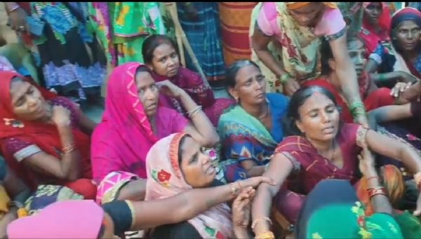 मृतक की मां रोते हुए
