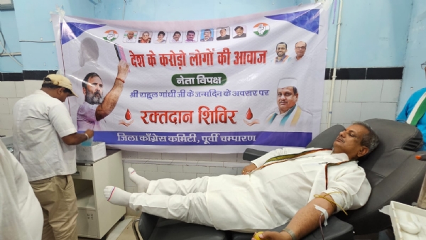 राहुल गांधी के जन्म दिन पर रक्तदान करते कांग्रेस कार्यकर्ता