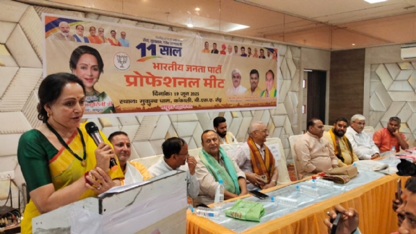 कार्यक्रम काे संबाेधित करती सांसद हेमामालिनी कार्यक्रम काे संबाेधित करती सांसद हेमामालिनी