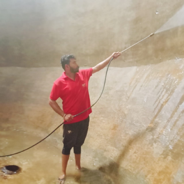 ओवरहेड टंकी के अंदर की सफाई करते हुए नगर निगम के कर्मचारी। ओवरहेड टंकी के अंदर की सफाई करते हुए नगर निगम के कर्मचारी।