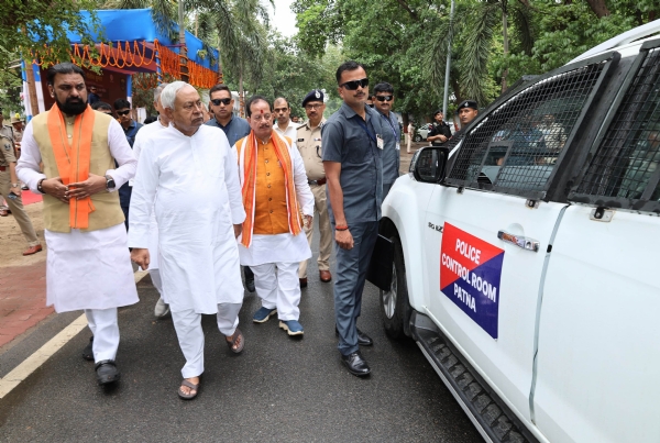 मुख्यमंत्री नीतीश कुमार पुलिस डिपार्टमेंट के 520 पुलिस वान एवं  98  मोटरसाईकिल  का विमोचन के दौरान झंडी दिखाते