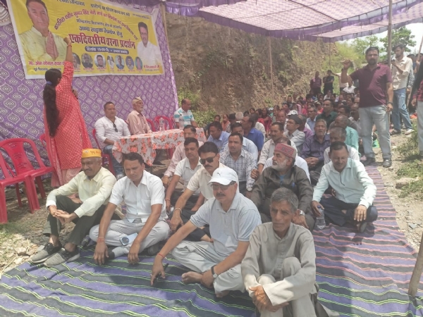 फोटो कैप्शन-20 एनटीएच 26-गुरूवार को फकोट में सड़कों की बदहाली व निर्माण न होने को लेकर धरना-प्रदर्शन करते हुए जनप्रतिनिधि