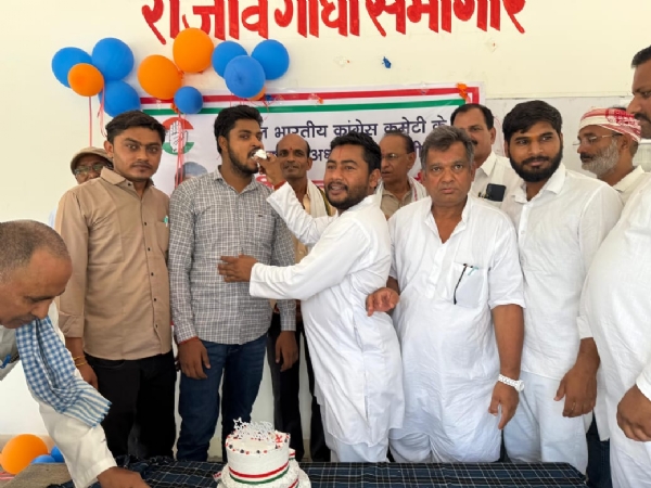 यूथ कांग्रेस के द्वारा लोगों को खिलाई गई मिठाई