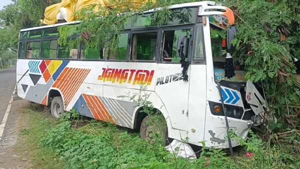 टकराई बस
