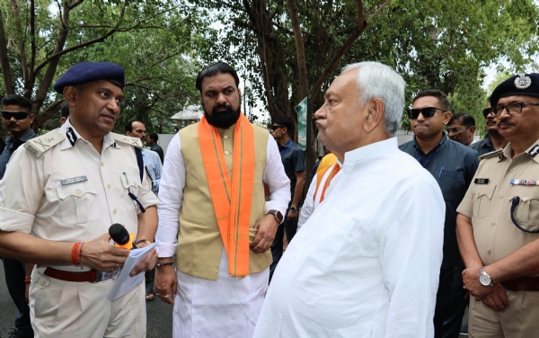 मुख्यमंत्री नीतीश कुमार पुलिस डिपार्टमेंट के 520 पुलिस वान एवं  98  मोटरसाईकिल  का विमोचन के दौरान झंडी दिखाते