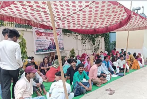 झबरेड़ा स्थित फार्मा कंपनी के बाहर धरना देते कर्मचारी, प्रबंधन के खिलाफ नारेबाजी करते हुए।