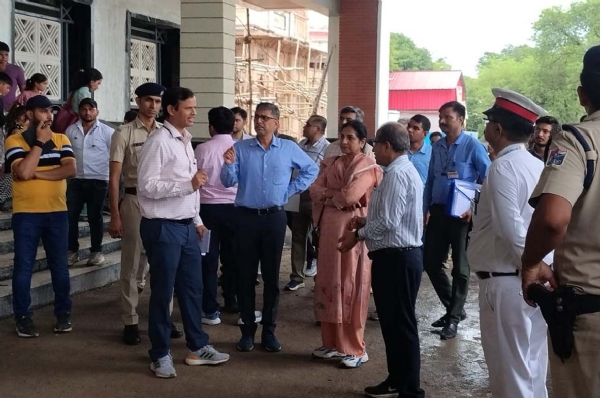 रेलवे जीएम ने लिया रेलवे