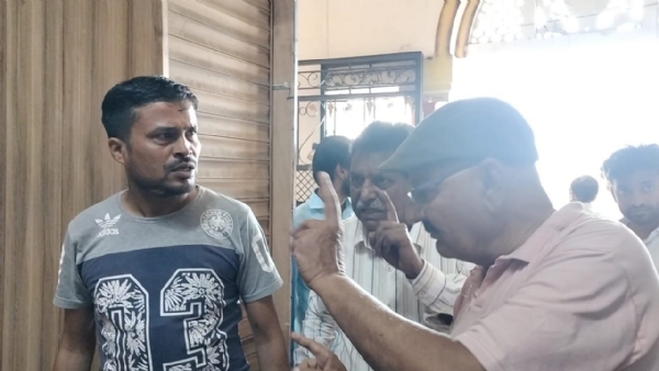 मारपीट की घटना के बाद निगम कार्यालय में मौजूद कर्मचारी व संबंधित पक्ष।