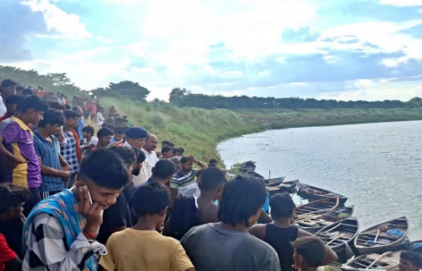 बेगसूराय जिले के बुढ़ी गंडक नदी घाट पर लोगों का हूजुम