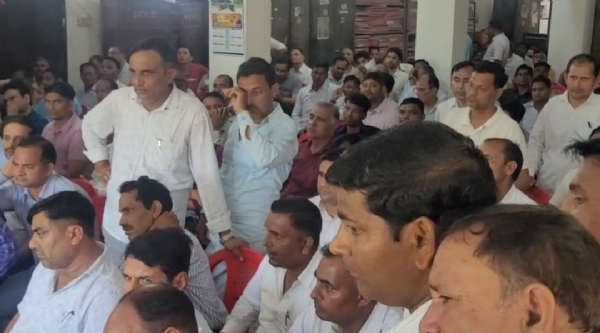 लक्सर गन्ना सहकारी समिति में डेलीगेट्स चुनाव को लेकर कर्मचारियों को प्रशिक्षण देते समय उपस्थित पोलिंग पार्टी के सदस्य।
