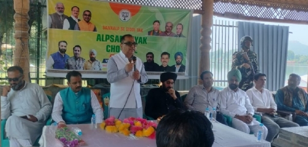 चौपाल में गूंजा विकास और एकता का संदेश, श्रीनगर हजरतबल में भाजपा का जनसंपर्क कार्यक्रम