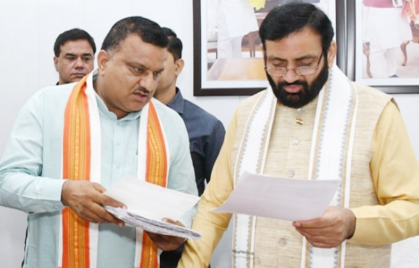 सोनीपत: मुख्यमंत्री नायब सैनी से भाजपाके पूर्व प्रत्याशी प्रदीप सांगवान चर्चा करते हुए।