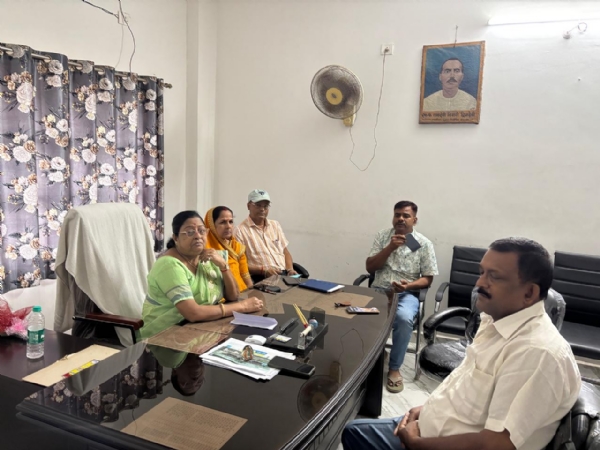 अररिया फोटो:नप सशक्त स्थायी समिति की बैठक की जानकारी देते चेयरमैन, वीसी और ईओ