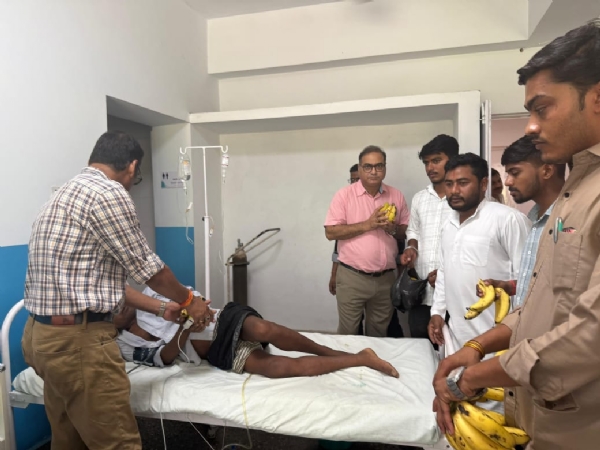 मरीज को फल वितरण करते हुए कांग्रेस नेता