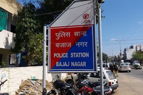 वारदात का डर दिखाकर दो बदमाश बुजुर्ग महिला से खुलवा ले गए सोने के टॉप्स