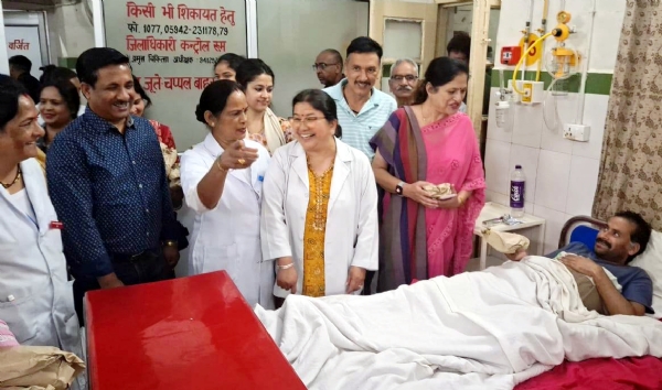 बीडी पांडे जिला चिकित्सालय में रोगियों को फल वितरित करते कांग्रेस कार्यकर्ता।