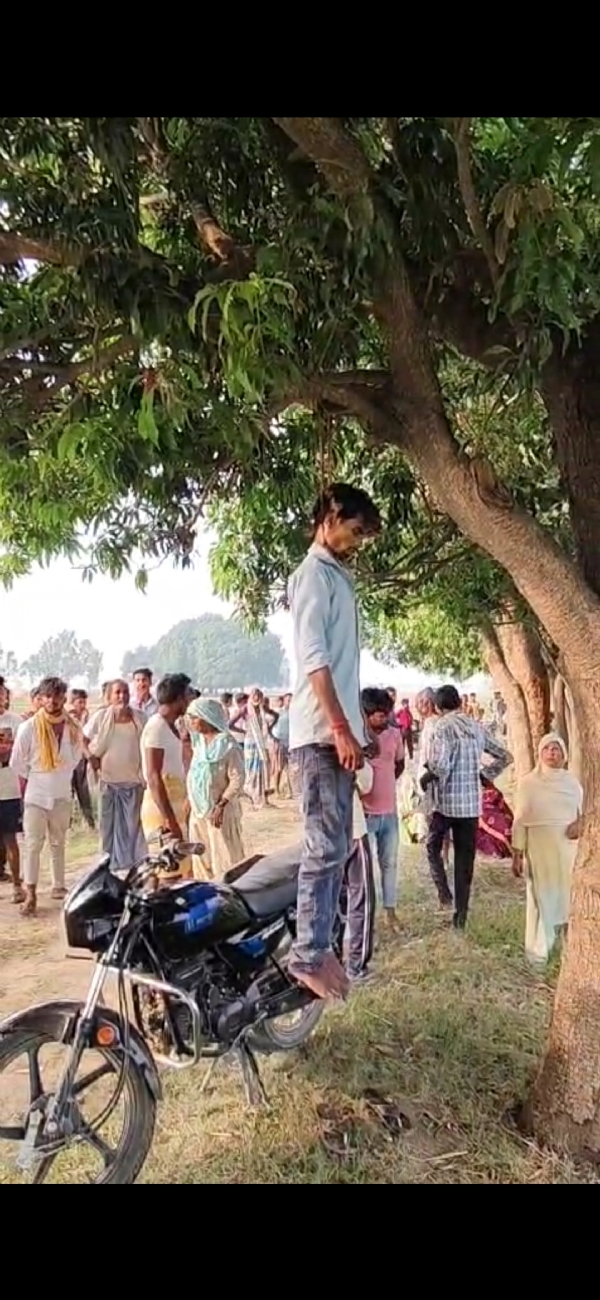 फांसी के फंदे से लटकने की फोटो
