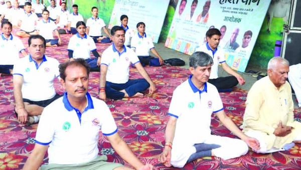 योगाभ्यास करते हुए