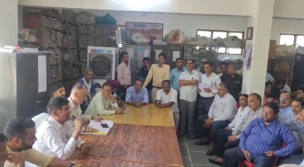 डेलीगेट्स चुनाव की तैयारी बैठक के दौरान चुनाव अधिकारी और कर्मचारीगण।