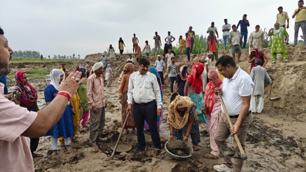सामूहिक रुप से श्रमदान करते हुए ग्रामीण