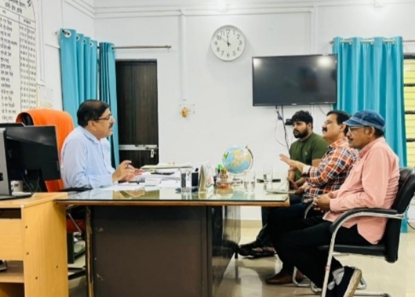 मुख्य अभियंता से वार्ता करते राष्ट्र भक्त संगठन के अध्यक्ष मुख्य अभियंता से वार्ता करते राष्ट्र भक्त संगठन के अध्यक्ष