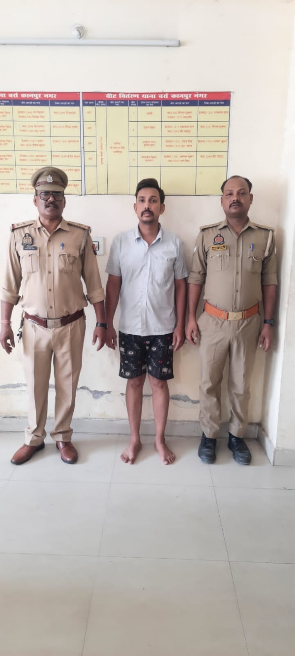 पुलिस की गिरफ्त में आरोपित पुलिस की गिरफ्त में आरोपित