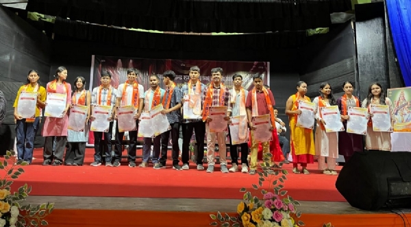 दरंग महाविद्यालय में आयोजित कलागुरु बिष्णुप्रसाद राभा श्रेष्ठ विद्यार्थी पुरस्कार वितरण समारोह की तस्वीर।