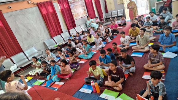 हनुमान मंदिर में आयोजित आध्यात्मिक शिविर में भाग लेते बच्चे।