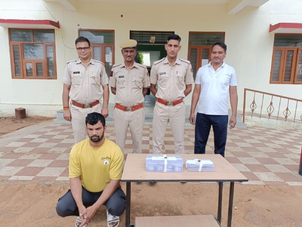 चार लाख रुपए के नकली नोट की डिलीवरी करने आए युवक को पुलिस ने दबोचा