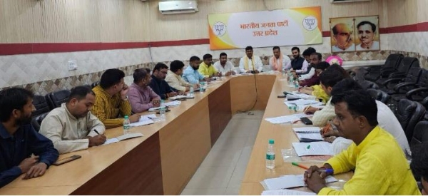 युवा मोर्चा के पदाधिकारियों के साथ बैठक करते धर्मपाल सिंह