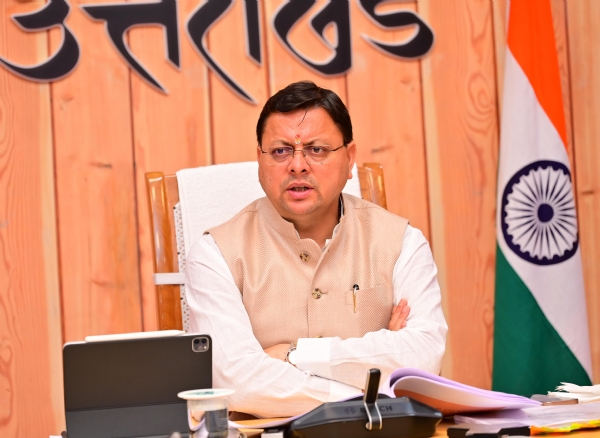 मुख्यमंत्री पुष्कर सिंह धामी बैठक करते।