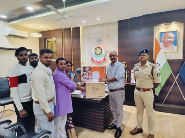 जांजगीर -चाम्पा : पुलिस अधीक्षक द्वारा पामगढ़ क्षेत्र में संचालित मुस्कान दिप्ती निशुल्क सिलाई प्रशिक्षण केन्द्र को कम्प्यूटर सेट प्रदाय किया गया
