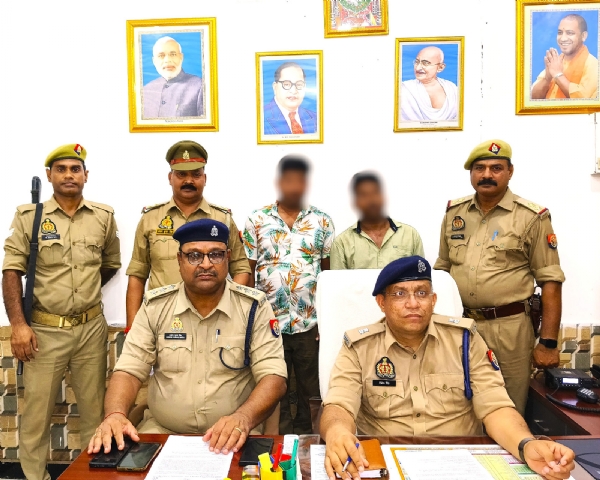 गिरफ्तार अंतराज्यीय गांजा तस्कर कज साथ पुलिस अधिकारी।