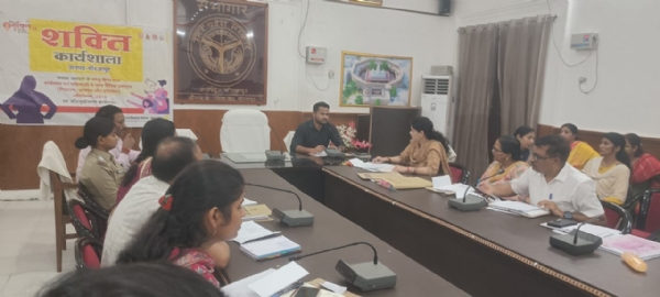 कलेक्ट्रेट सभागार में अफसरों की बैठक लेते सीडीओ विशाल कुमार।