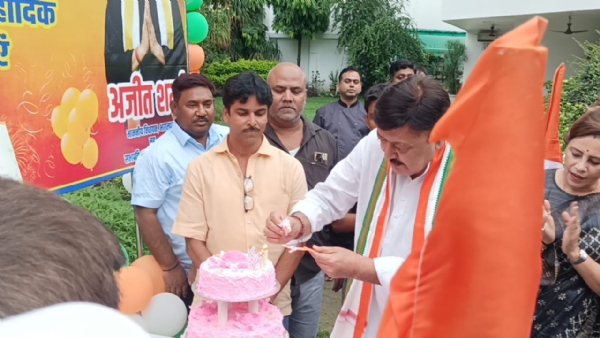 केक काटते विधायक