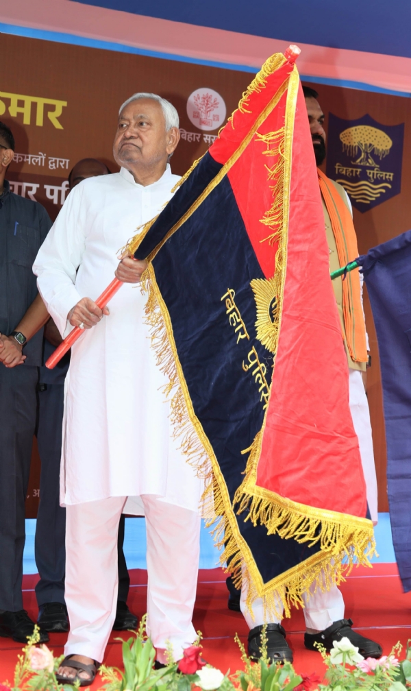 मुख्यमंत्री नीतीश कुमार पुलिस डिपार्टमेंट के 520 पुलिस वान एवं  98  मोटरसाईकिल  का विमोचन के दौरान झंडी दिखाते