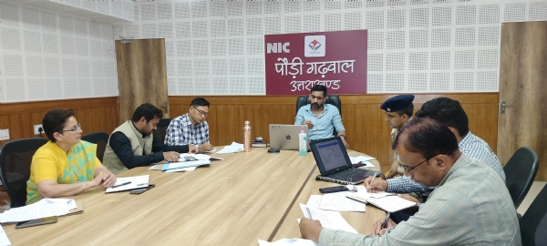 एनआईसी कक्ष में सड़क सुरक्षा समिति की बैठक लेते जिलाधिकारी